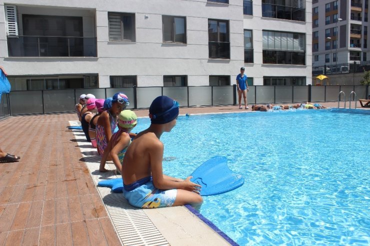 ZEYTİNBURNU’NDA ÇOCUKLARA BELEDİYEDEN ÜCRETSİZ YÜZME KURSU