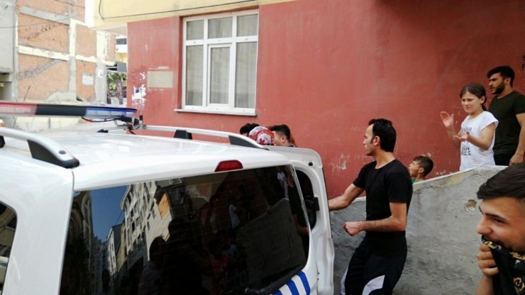 APARTMAN KAPSINI SIKICA TUTTU, KADIN HIRSIZLARI BÖYLE YAKALATTI