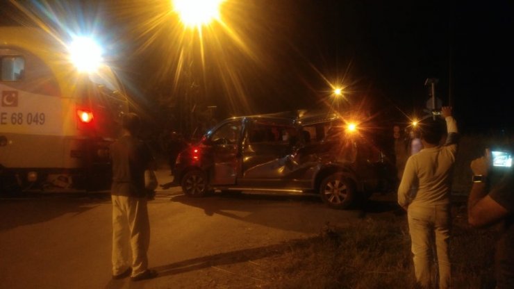 Önce Araca Çarptı, Sonra Raylardan Çekti