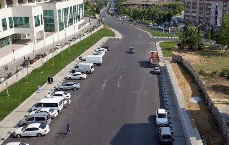 SULTANGAZİ’DE CADDE VE SOKAKLARA MODERN AYDINLATMA DİREKLERİ