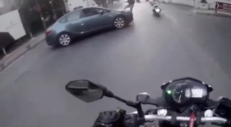 MOTOSİKLET SÜRÜCÜSÜ OTOMOBİLE ÇARPMAKTAN SON ANDA KURTULDU