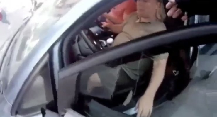 MOTOSİKLET SÜRÜCÜSÜ OTOMOBİLE ÇARPMAKTAN SON ANDA KURTULDU