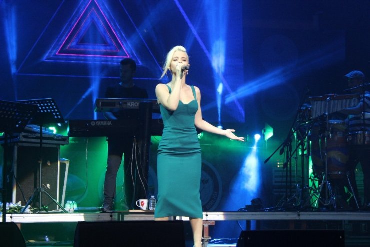 SANATÇI SİMGE SAĞIN BÜYÜKÇEKMECELİLERİ COŞTURDU