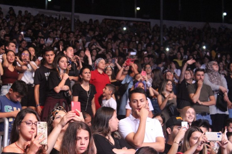 SANATÇI SİMGE SAĞIN BÜYÜKÇEKMECELİLERİ COŞTURDU