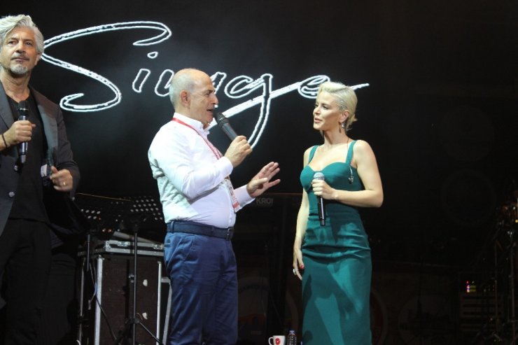 SANATÇI SİMGE SAĞIN BÜYÜKÇEKMECELİLERİ COŞTURDU