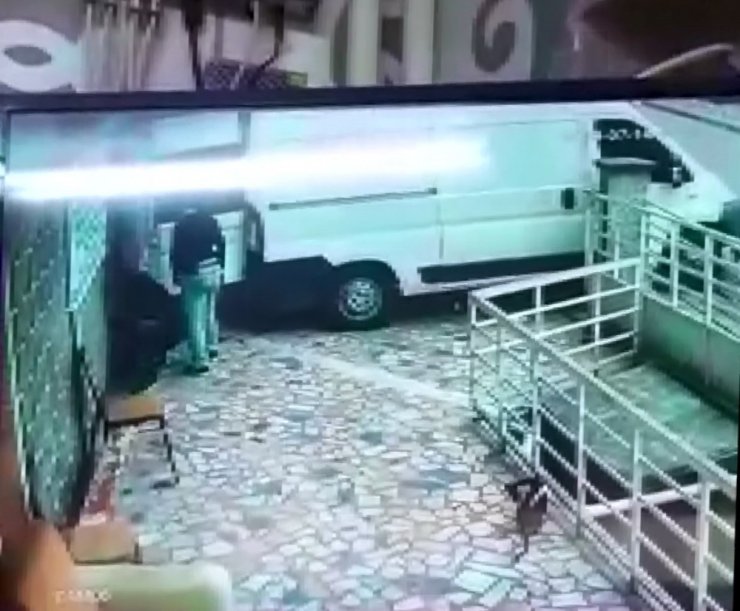 TİCARİ ARAÇLA HIRSIZLIĞA GELDİLER ALARM ÇALINCA HIZLA KAÇTILAR