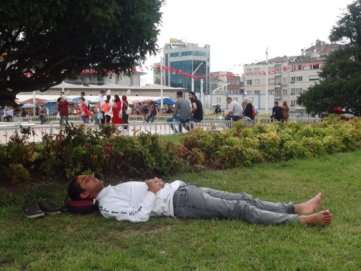 SICAKTAN BUNALAN ÇOCUKLAR SÜS HAVUZUNA GİRDİ