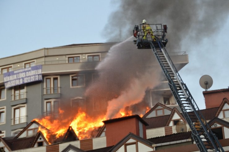 9 KATLI BİNANIN ÇATI KATI ALEV ALEV YANDI