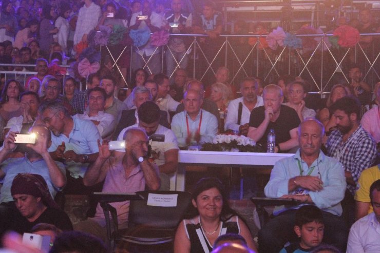 Türküleriyle Kulakların Pasını Sildi