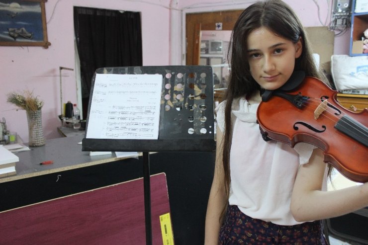 SOKAK HAYVANLARI İÇİN ÇALDIĞI KEMANI HIRSIZLARIN HEDEFİ OLDU