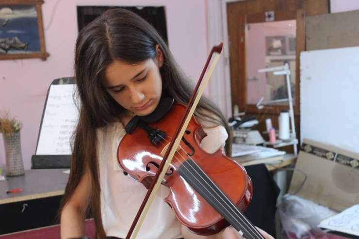 SOKAK HAYVANLARI İÇİN ÇALDIĞI KEMANI HIRSIZLARIN HEDEFİ OLDU