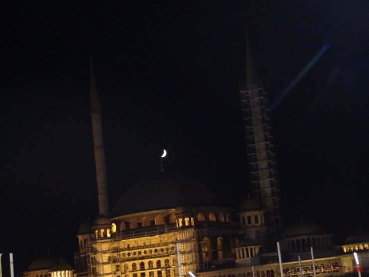 TAKSİM CAMİİ ALEMİYLE HİLAL BULUŞTU, VATANDAŞLAR TELEFONA SARILDI