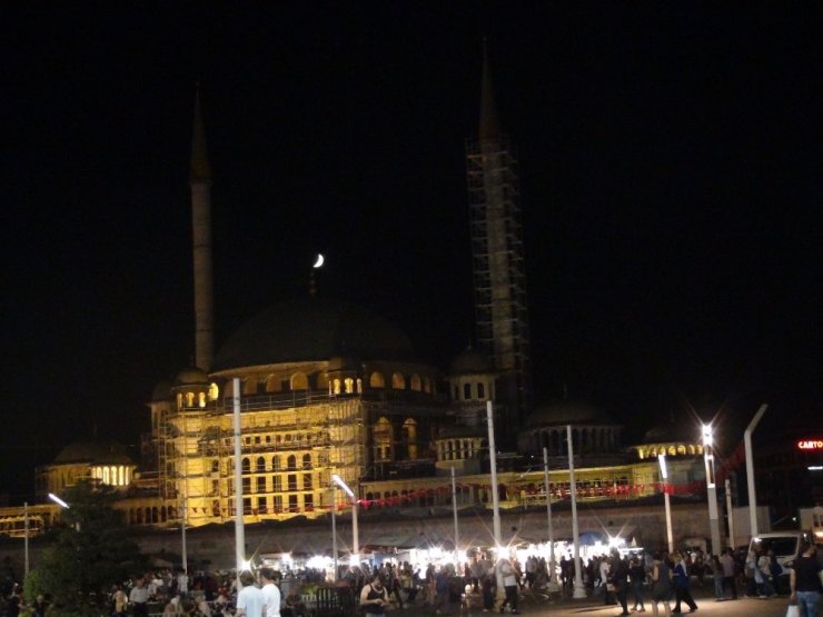 TAKSİM CAMİİ ALEMİYLE HİLAL BULUŞTU, VATANDAŞLAR TELEFONA SARILDI