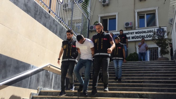 ESENYURT’TA POLİSLERİN DİKKATİ GASP ZANLILARINI YAKALATTI