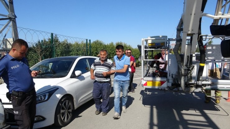 KAHRAMAN İTFAİYECİ, İNTİHARA TEŞEBBÜS EDEN ŞAHSI BACAĞINDAN YAKALAYARAK KURTARDI