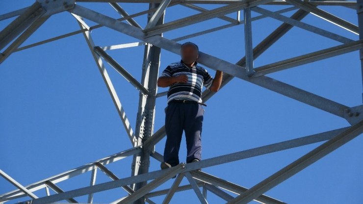 KAHRAMAN İTFAİYECİ, İNTİHARA TEŞEBBÜS EDEN ŞAHSI BACAĞINDAN YAKALAYARAK KURTARDI