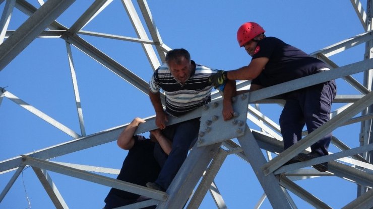 KAHRAMAN İTFAİYECİ, İNTİHARA TEŞEBBÜS EDEN ŞAHSI BACAĞINDAN YAKALAYARAK KURTARDI