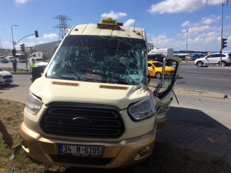 KIRMIZI IŞIKTA U DÖNÜŞÜ YAPAN TIRA MİNİBÜS ÇARPTI