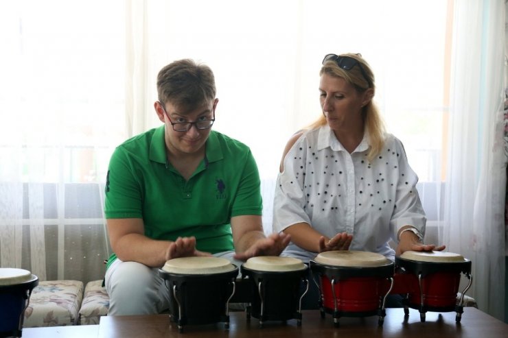 OTİZMLİ ÇOCUĞU ESER’DE EĞİTİM GÖREN DENİZ KARA; “AİLELER ENGELLİ ÇOCUKLARINI TOPLUMA KAZANDIRSINLAR, SAKLAMASINLAR”