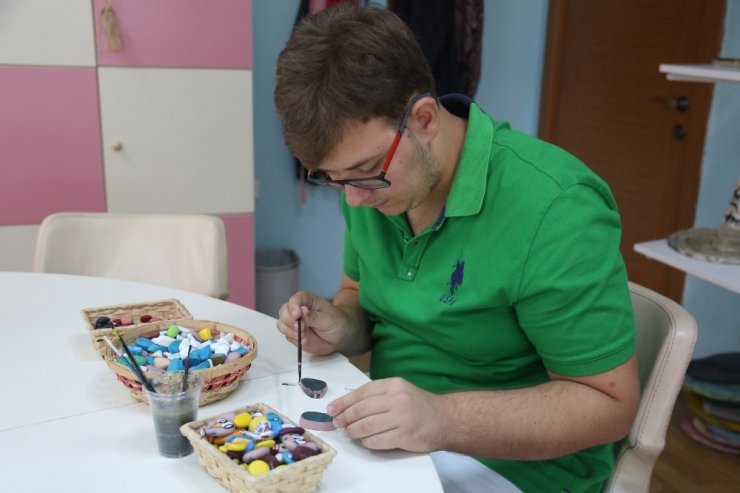 OTİZMLİ ÇOCUĞU ESER’DE EĞİTİM GÖREN DENİZ KARA; “AİLELER ENGELLİ ÇOCUKLARINI TOPLUMA KAZANDIRSINLAR, SAKLAMASINLAR”