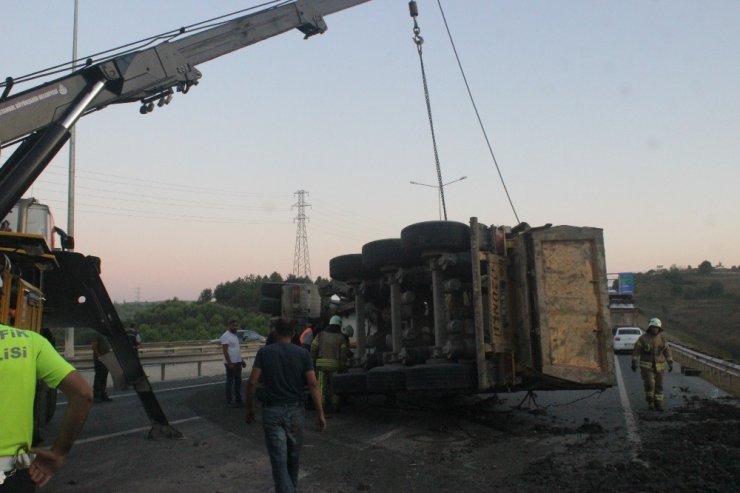 HAFRİYAT YÜKLÜ KAMYON DEVRİLDİ HAVALİMANI YOLU TRAFİĞE KAPANDI