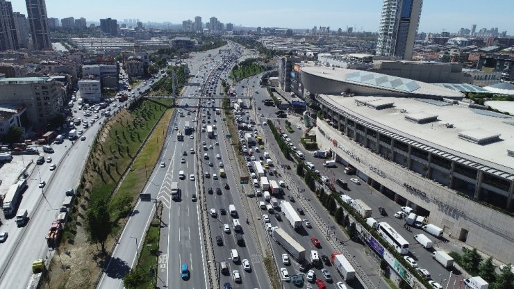 TEM OTOYOLU’NDA OLUŞAN BAYRAM YOĞUNLUĞU HAVADAN GÖRÜNTÜLENDİ