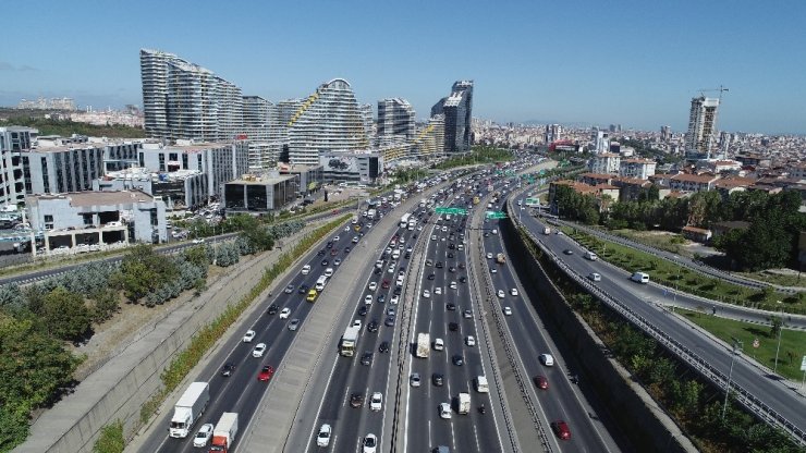 TEM OTOYOLU’NDA OLUŞAN BAYRAM YOĞUNLUĞU HAVADAN GÖRÜNTÜLENDİ