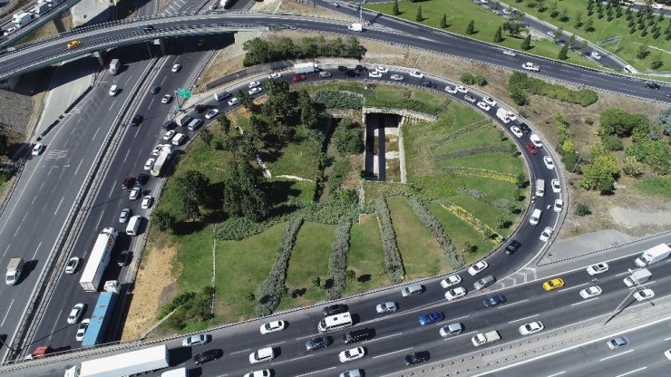 TEM OTOYOLU’NDA OLUŞAN BAYRAM YOĞUNLUĞU HAVADAN GÖRÜNTÜLENDİ