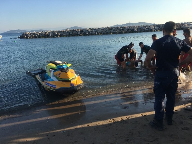 DENİZDE KAYBOLAN GENÇ, 1 BUÇUK SAAT SONRA BULUNDU