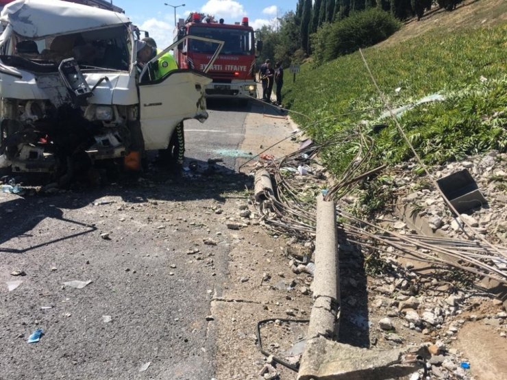 ÇAMLICA GİŞELER’DE SIKIŞMALI KAZA: 3 YARALI