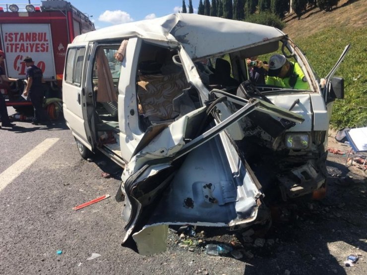 ÇAMLICA GİŞELER’DE SIKIŞMALI KAZA: 3 YARALI