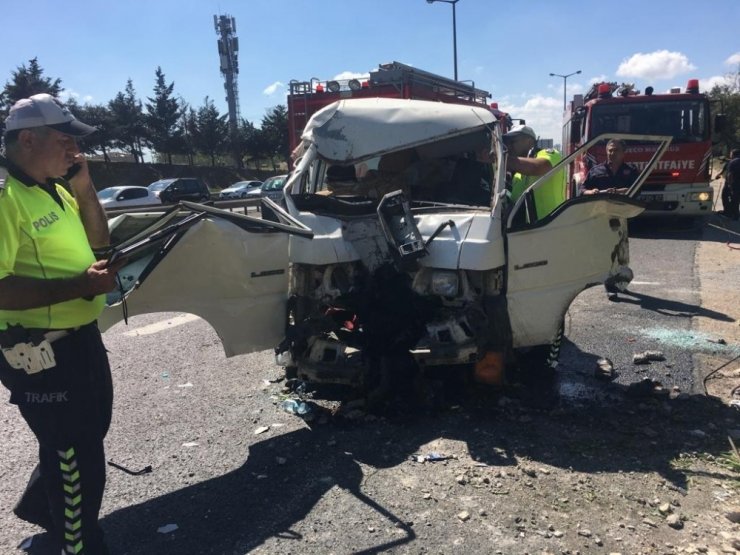 ÇAMLICA GİŞELER’DE SIKIŞMALI KAZA: 3 YARALI