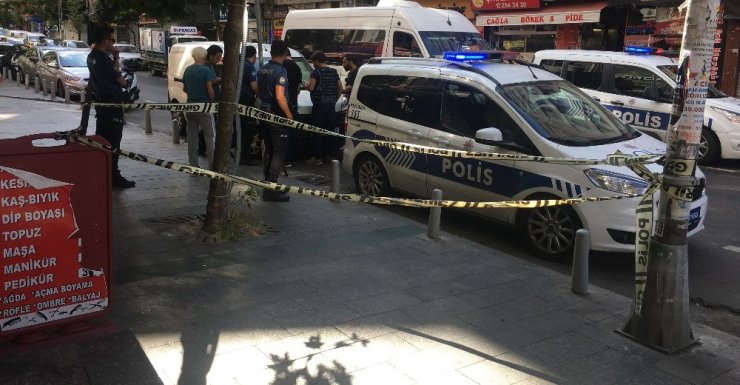 Kağıthane’de Mahalle Bekçisi Kendisine Silah Çeken Şahsı Vurarak Ağır Yaraladı