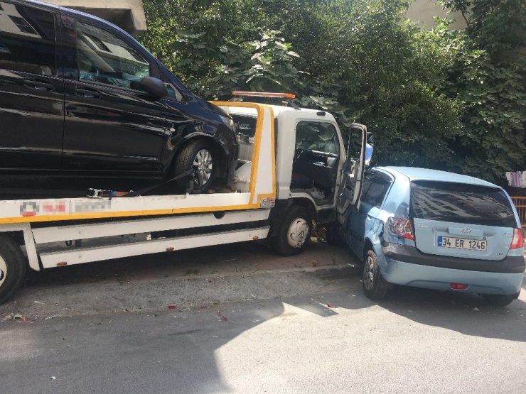 KAĞITHANE’DE FRENİ PATLAYAN ÇEKİCİ 3 ARACA ÇARPTI