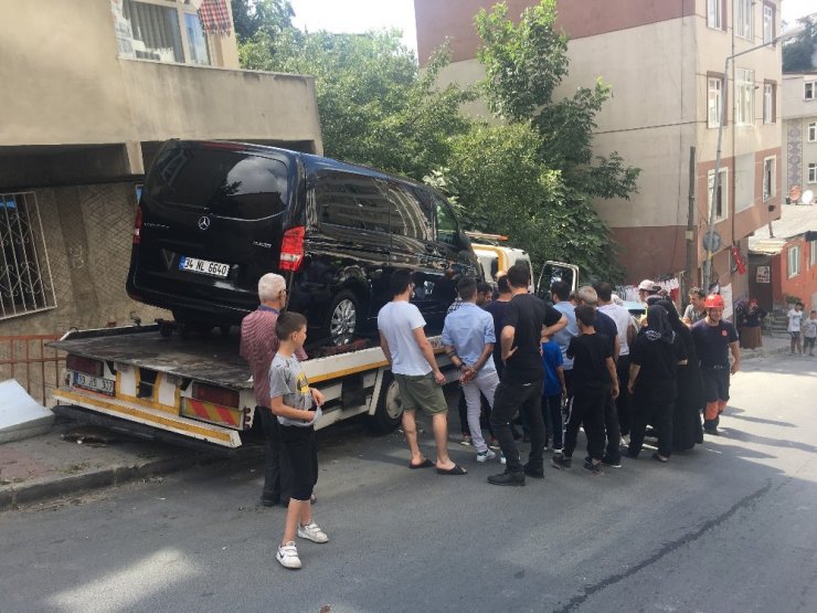 KAĞITHANE’DE FRENİ PATLAYAN ÇEKİCİ 3 ARACA ÇARPTI