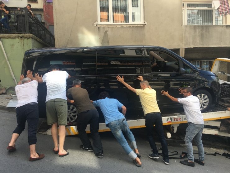 KAĞITHANE’DE FRENİ PATLAYAN ÇEKİCİ 3 ARACA ÇARPTI