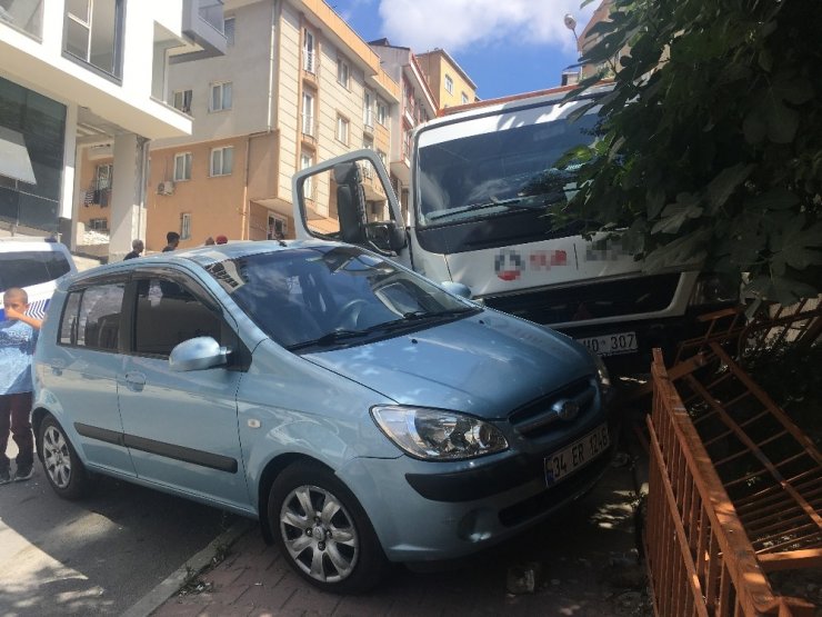 KAĞITHANE’DE FRENİ PATLAYAN ÇEKİCİ 3 ARACA ÇARPTI