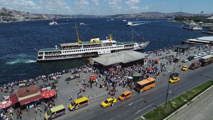 İSTANBULLULAR ADALAR İSKELESİ’NE AKIN ETTİ