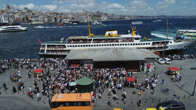 İSTANBULLULAR ADALAR İSKELESİ’NE AKIN ETTİ