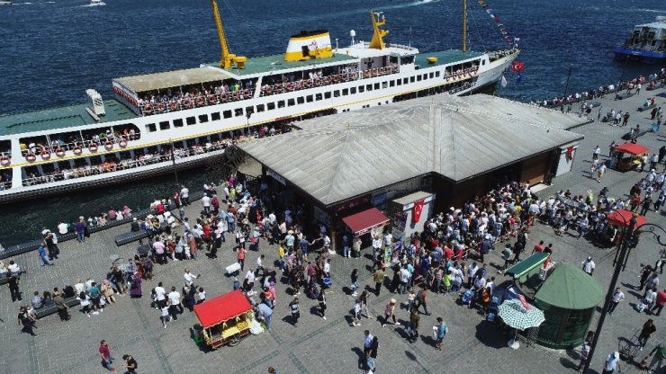 İSTANBULLULAR ADALAR İSKELESİ’NE AKIN ETTİ