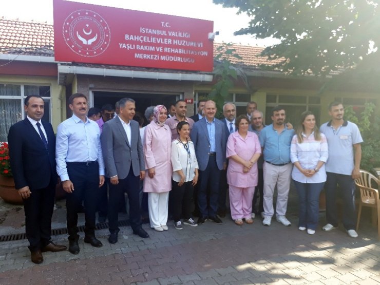 BAKAN SOYLU, HUZUREVİ SAKİNLERİYLE BAYRAMLAŞTI