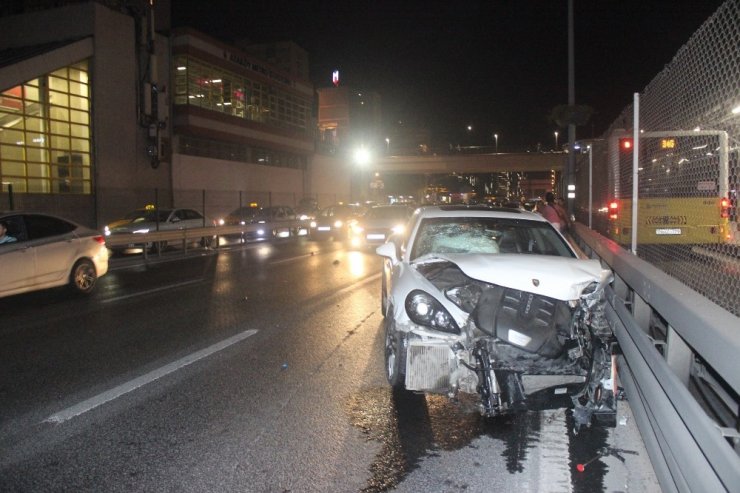 HER ŞEYLERİNİ BIRAKIP E-5’TEKİ ZİNCİRLEME KAZAYI FİLM GİBİ SEYRETTİLER