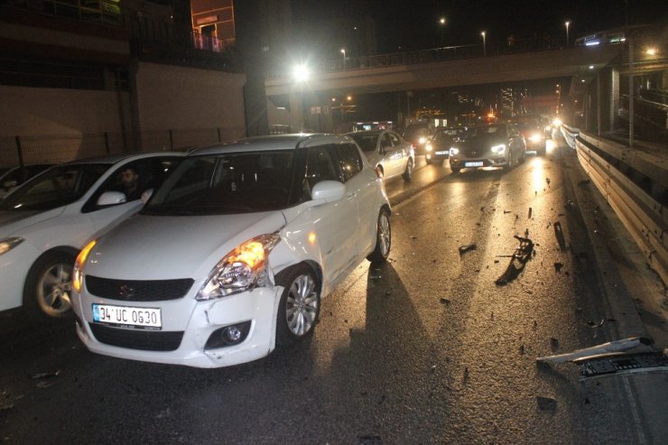 HER ŞEYLERİNİ BIRAKIP E-5’TEKİ ZİNCİRLEME KAZAYI FİLM GİBİ SEYRETTİLER