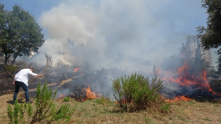 KARTAL’DA OTLUK ALANDA ÇIKAN YANGIN OTOPARKA SIÇRAMADAN SÖNDÜRÜLDÜ