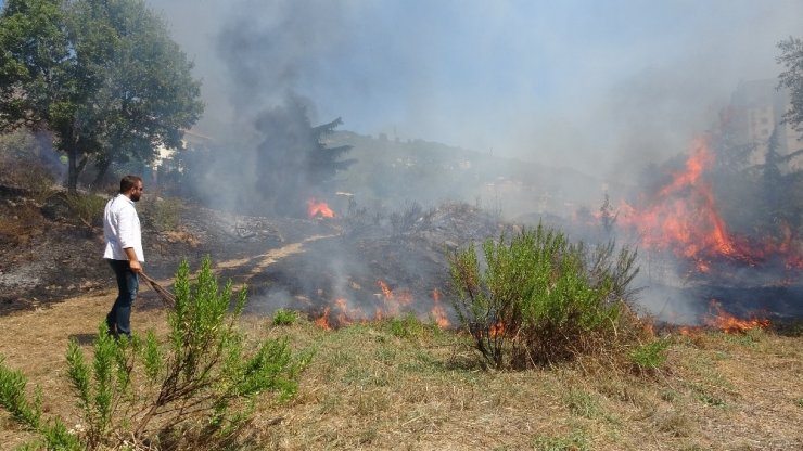 KARTAL’DA OTLUK ALANDA ÇIKAN YANGIN OTOPARKA SIÇRAMADAN SÖNDÜRÜLDÜ