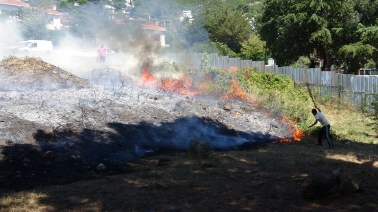 KARTAL’DA OTLUK ALANDA ÇIKAN YANGIN OTOPARKA SIÇRAMADAN SÖNDÜRÜLDÜ