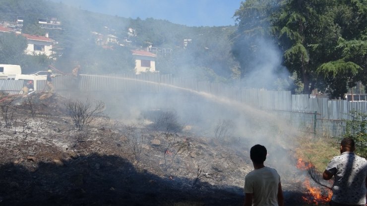 KARTAL’DA OTLUK ALANDA ÇIKAN YANGIN OTOPARKA SIÇRAMADAN SÖNDÜRÜLDÜ