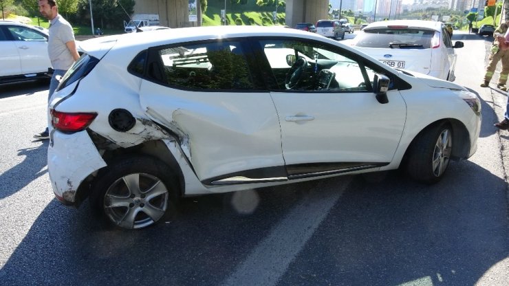 OTOMOBİL ELEKTRİK DİREĞİNE ÇARPTI: 2 YARALI