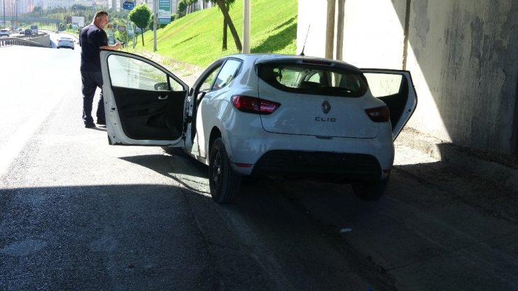 OTOMOBİL ELEKTRİK DİREĞİNE ÇARPTI: 2 YARALI