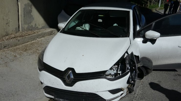 OTOMOBİL ELEKTRİK DİREĞİNE ÇARPTI: 2 YARALI